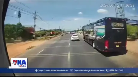 Xử lý xe khách đi giữa 2 làn đường, vượt phải