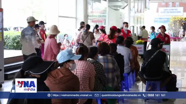 Những chuyến xe yêu thương đưa bệnh nhân về nhà đón Tết