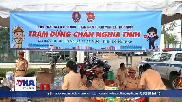 Trạm dừng chân nghĩa tình “tiếp sức” người dân trên hành trình về quê ăn Tết