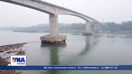 Quân khu 2 khảo sát lắp cầu phao tạm qua sông Lô