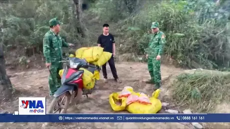 Bắt đối tượng vận chuyển 9 bao xúc xích nhập lậu