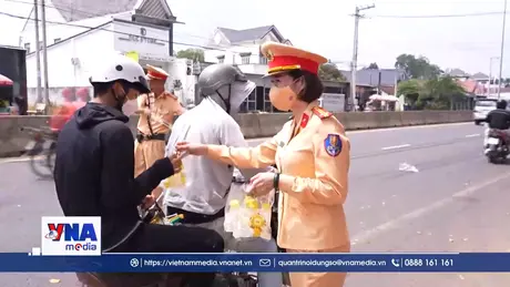 Cảnh sát giao thông Tây Ninh tiếp sức cho người dân về quê đón Tết