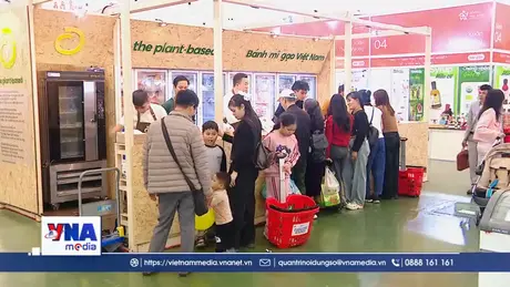 Người dân mua sắm tại Hội chợ mùa Xuân với nhiều tiện ích