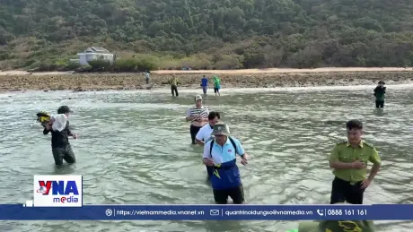 Vượt sóng mang Tết đến với những người gác rừng giữa trùng khơi