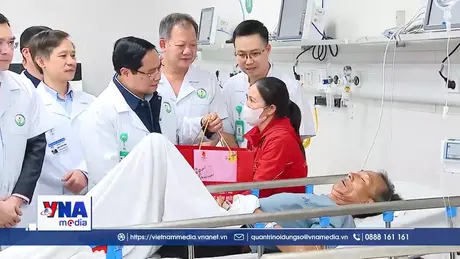 Thủ tướng đi thăm, động viên y bác sĩ trực Tết