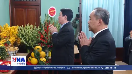 Chủ tịch nước Lương Cường dâng hương Chủ tịch Hồ Chí Minh