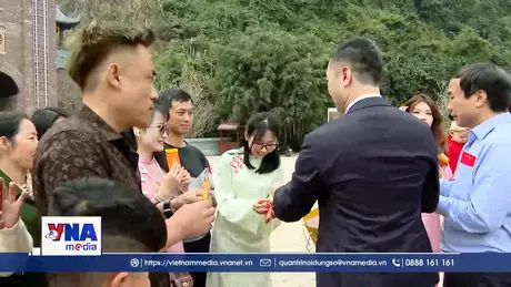 Ninh Bình đón khách “xông đất” ngày đầu năm mới