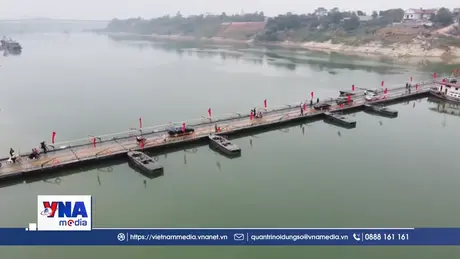 Các phương tiện được đi qua cầu phao Đoan Hùng