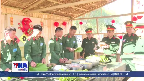 Mang Tết đến với chiến sỹ trẻ