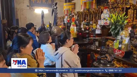 Đông đảo người dân, du khách tới đền Trần dịp đầu xuân năm mới