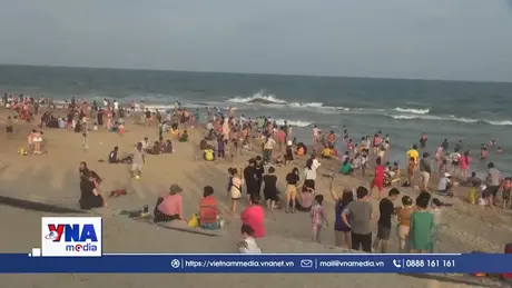 Biển Phan Thiết đông nghịt du khách trong dịp Tết