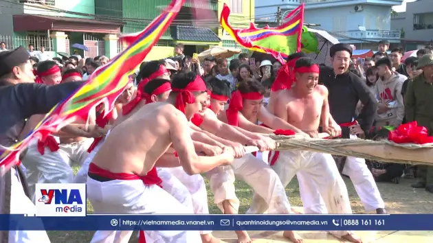 Rộn ràng lễ hội kéo co cổ truyền làng Hữu Chấp