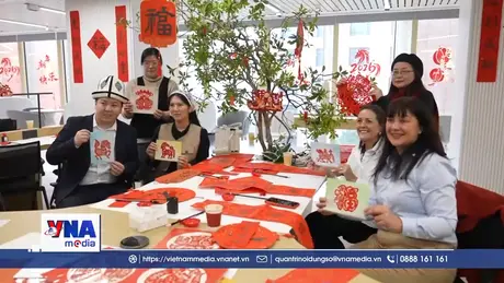 Người nước ngoài thử sức với thư pháp