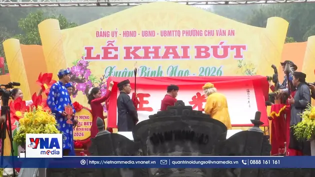 Khai bút đầu Xuân tại đền thờ Vạn thế sư biểu Chu Văn An