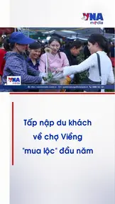 Tấp nập du khách về chợ Viềng “mua lộc” đầu năm