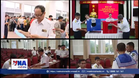 Cử tri làm việc dài ngày trên biển đi bỏ phiếu sớm