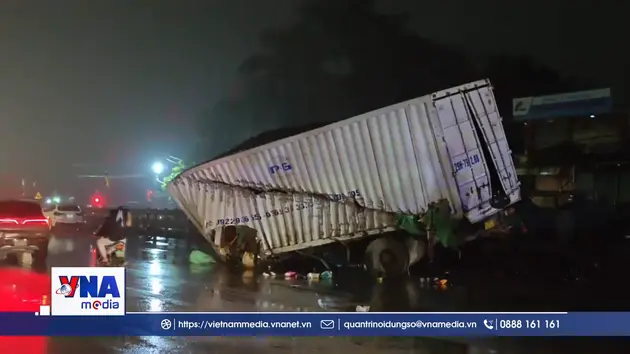 Băng qua đường sắt, xe tải bị tàu hỏa cuốn đi hàng chục mét