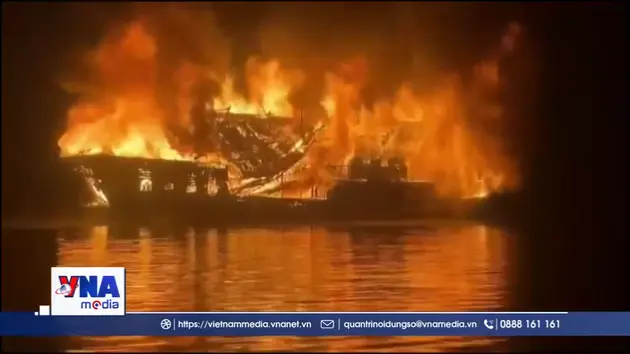 Khống chế hỏa hoạn cháy tàu du lịch trên vịnh Hạ Long