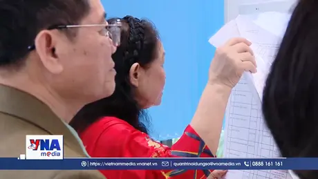 Cử tri tìm hiểu danh sách niêm yết về người ứng cử