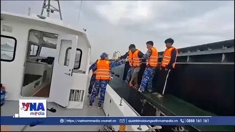 Bộ đội Biên phòng Ninh Bình kịp thời cứu 2 ngư dân trên biển