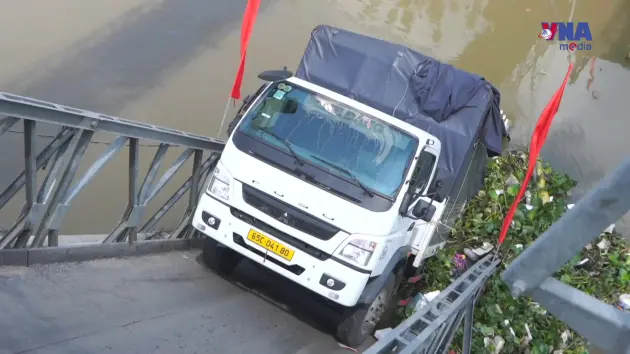 An ninh 365+ ngày 01/3: Sập cầu 30/4 ở Cần Thơ, xe tải chở gạo rơi xuống sông