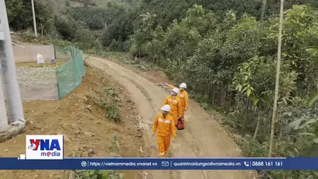 Vượt núi, băng rừng, thắp sáng bản xa