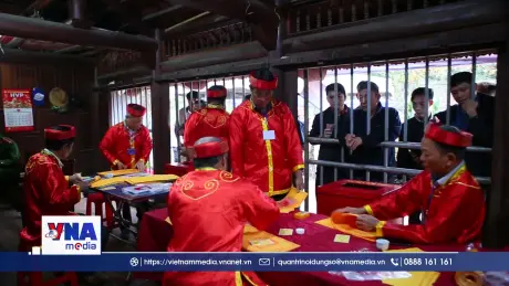 Tấp nập người dân, du khách đến xin lộc ấn đền Trần