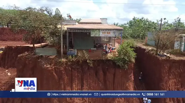 Tạm dừng thi công đoạn đường khiến nhà dân treo cao khi hạ nền đường ĐT.753