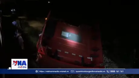 Tàu hỏa húc văng xe tải, 1 tài xế bị thương