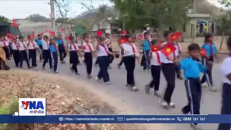 Học sinh miền núi Lâm Đồng diễu hành cổ động ngày bầu cử