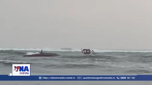 Quảng Trị: Cứu nạn thành công 5 ngư dân trên tàu cá bị lật