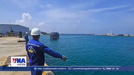 Sửa chữa thành công tàu cá gặp sự cố trên vùng biển Trường Sa
