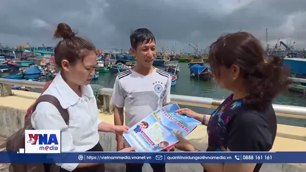 Tuyên truyền bầu cử cho ngư dân