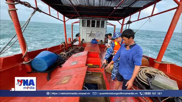 Tạm giữ tàu cá nghi “chở lậu” 22.000 lít dầu DO