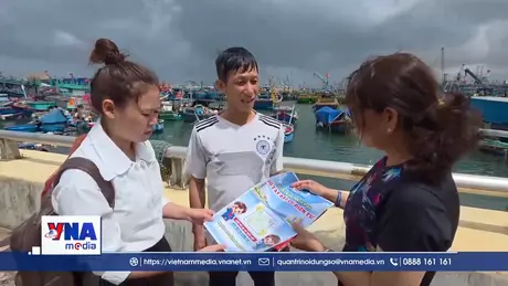 Tuyên truyền bầu cử cho ngư dân