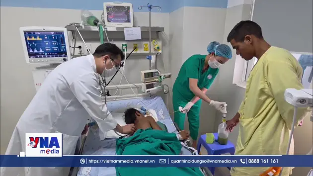 H﻿ai bệnh nhi bị ngộ độc thực phẩm đang được hồi sức tích cực