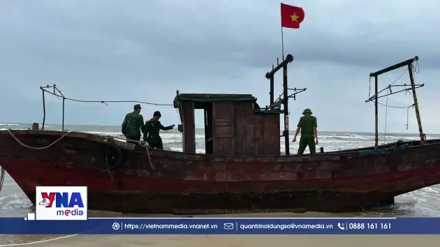 Quảng Trị: Phát hiện tàu cá không người lái trôi dạt vào bờ biển