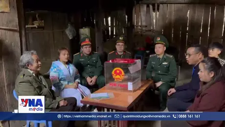 Cao Bằng mang hòm phiếu cơ động lên núi đá cheo leo