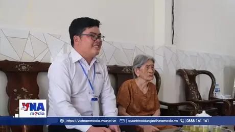 Cụ bà gần 100 tuổi tự tay bỏ lá phiếu ở Cần Thơ