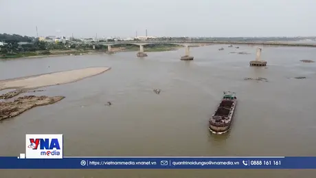 Nước sông Hồng cạn, tàu thuyền di chuyển khó khăn