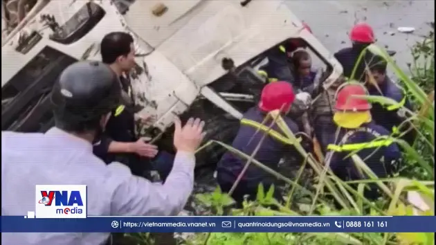 Giải cứu thành công nạn nhân mắc kẹt trong xe trộn bê tông bị lật