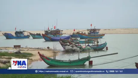 Tàu thuyền mắc cạn do cửa sông Dinh, Quảng Trị bị bồi lấp