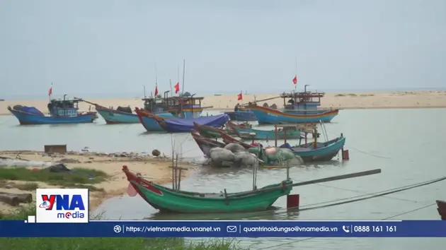 Tàu thuyền mắc cạn do cửa sông Dinh, Quảng Trị bị bồi lấp