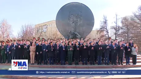 Thủ tướng Phạm Minh Chính đặt hoa tại Tượng đài Chủ tịch Hồ Chí Minh ở Moscow