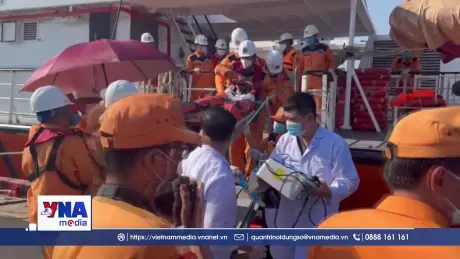 Cấp cứu và đưa 2 hành khách trên du thuyền quốc tế về bờ