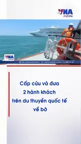Cấp cứu và đưa 2 hành khách trên du thuyền quốc tế về bờ