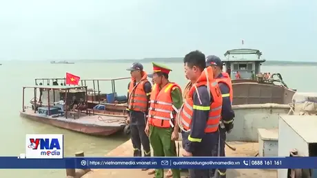 Phú Thọ khẩn trương tìm kiếm nạn nhân bị lật tàu trên sông Hồng