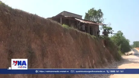 Nhà dân nằm cheo leo bên mép vực sau khi hạ cốt nền đường