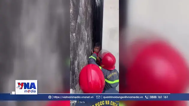 TP.HCM: Giải cứu kịp thời bé trai mắc kẹt giữa hai bức tường