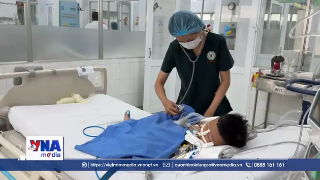 Bé trai 34 tháng nguy kịch vì uống tăng liều thuốc hạ sốt